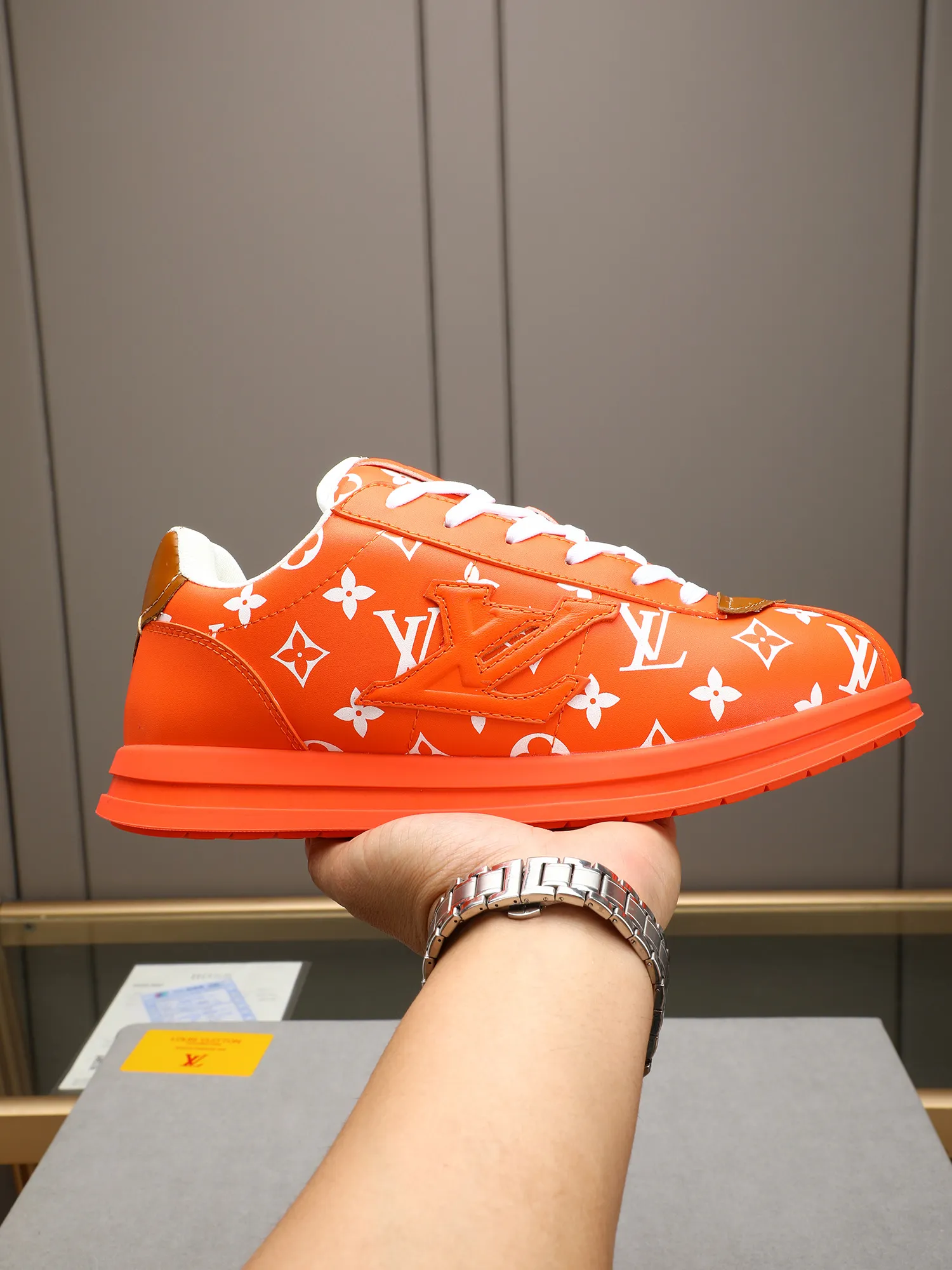 Men's Men's Shoes 💰500 LV Louis Vuitton L Jialu Brand Runner Tatic Series Thick-soled Casual Sports Shoes Running Shoes Original purchase, development, production This LV Runner Tatic sports shoe combines technical materials such as mesh fabric and ribbons to interpret the inspiration of traditional mountaineering shoes. LV letters are written on one side, the lariat buckle of the quick lacing system is embellished with Monogram flowers and Louis Vuitton logos, and the light and wear-resistant rubber outsole completes the whole. ▪️Fabric: Original imported cowhide + mesh ▪️Inner lining: Original customized breathable mesh ▪️Sole: Original open-molded anti-slip rubber combination material ▪️Size: Men's 40-44 (45 46 customized)